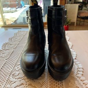 Black size 7 Caitlin wedge boot